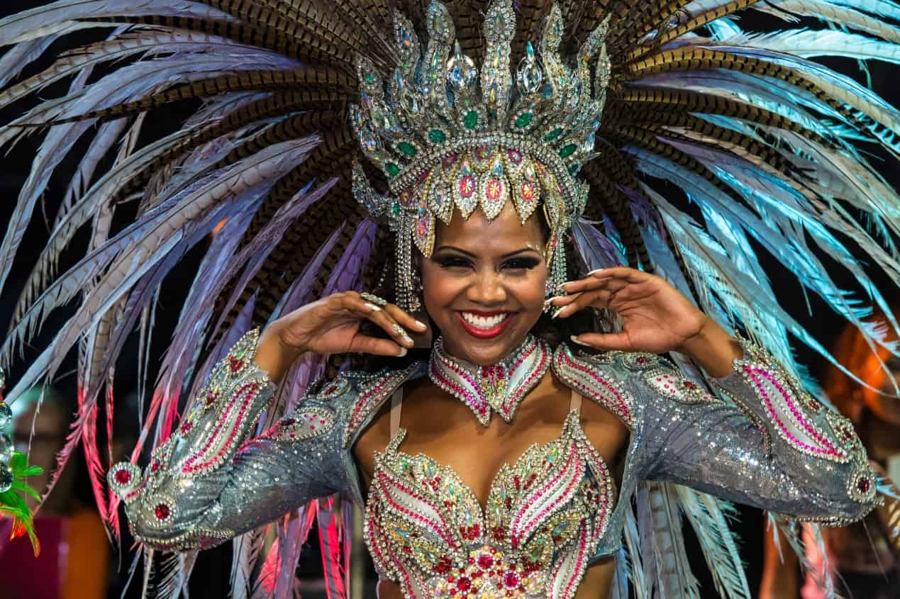 Femme au carnaval au Brésil